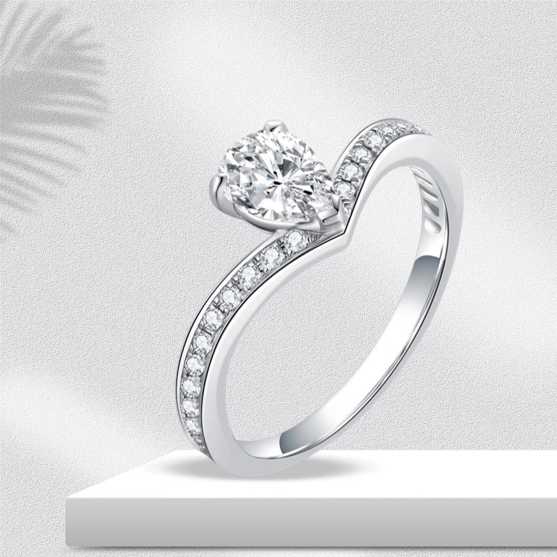 Pear-cut lab-grown diamond ring with pavé V band in 18K gold — Verse&Hue Jewelry
